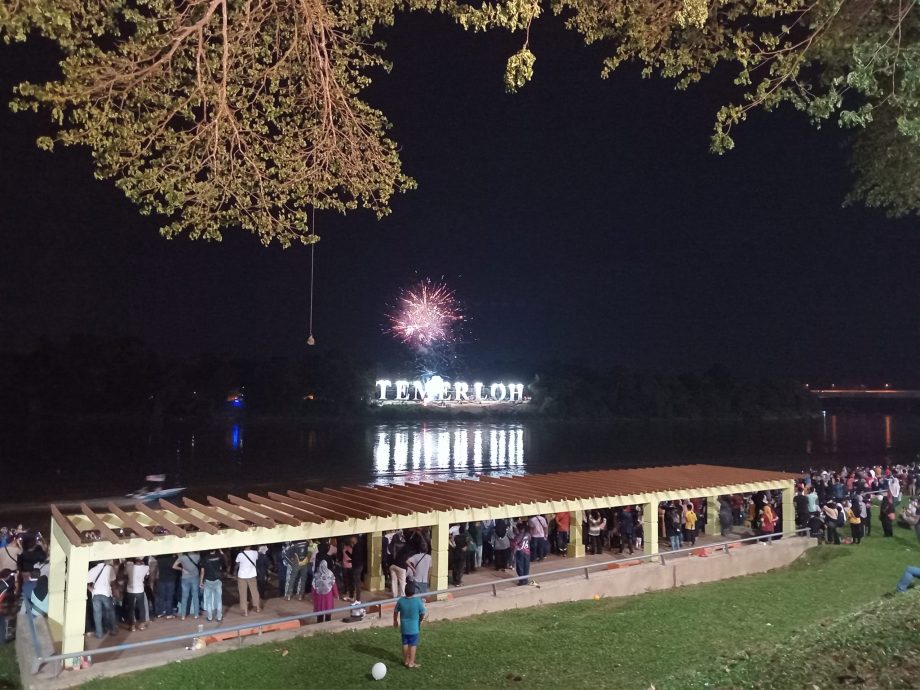东：淡马鲁市议会全体职员及市议员昨晚在市议会主席苏里斯率领下，进行夜间国庆游行，迎接国庆日。  ​