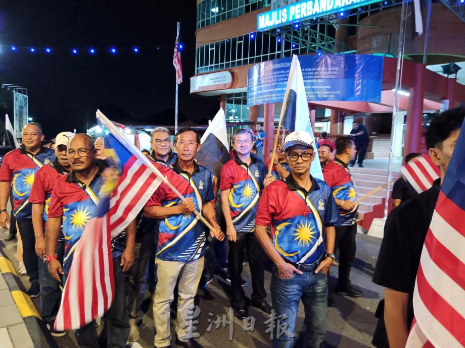 东：淡马鲁市议会全体职员及市议员昨晚在市议会主席苏里斯率领下，进行夜间国庆游行，迎接国庆日。  ​