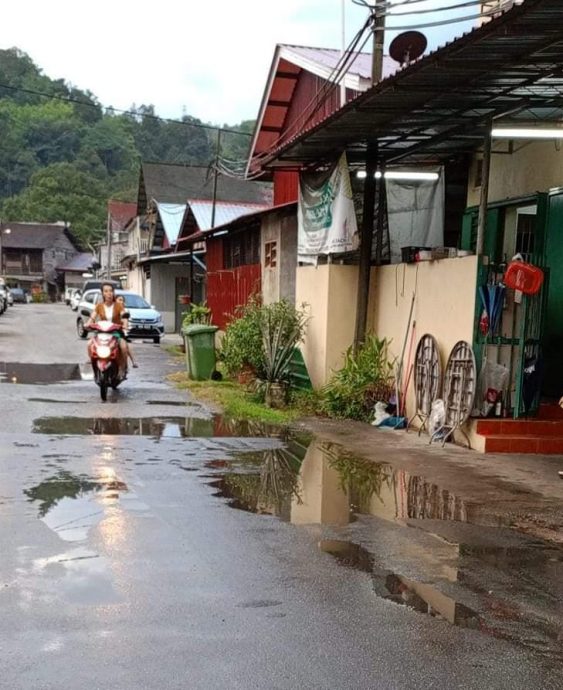 东：玻璃口新村道路损坏积水