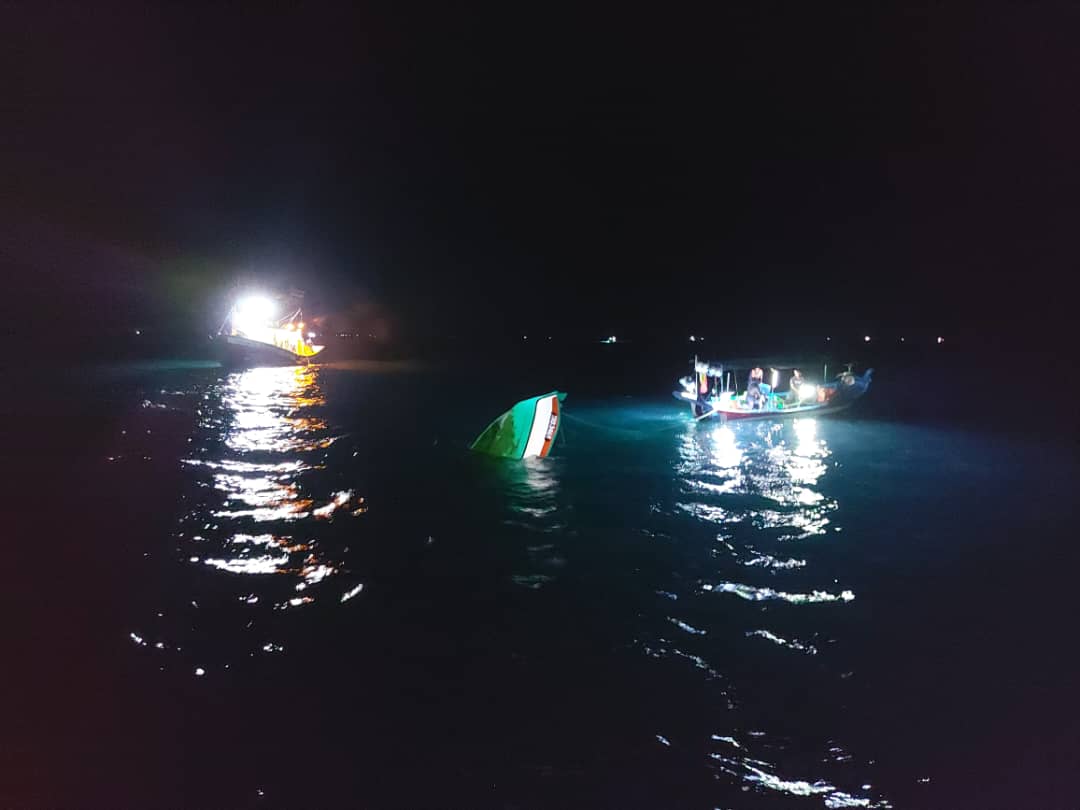 东：登州海事执法机构文告，一艘船翻覆，2人获救。