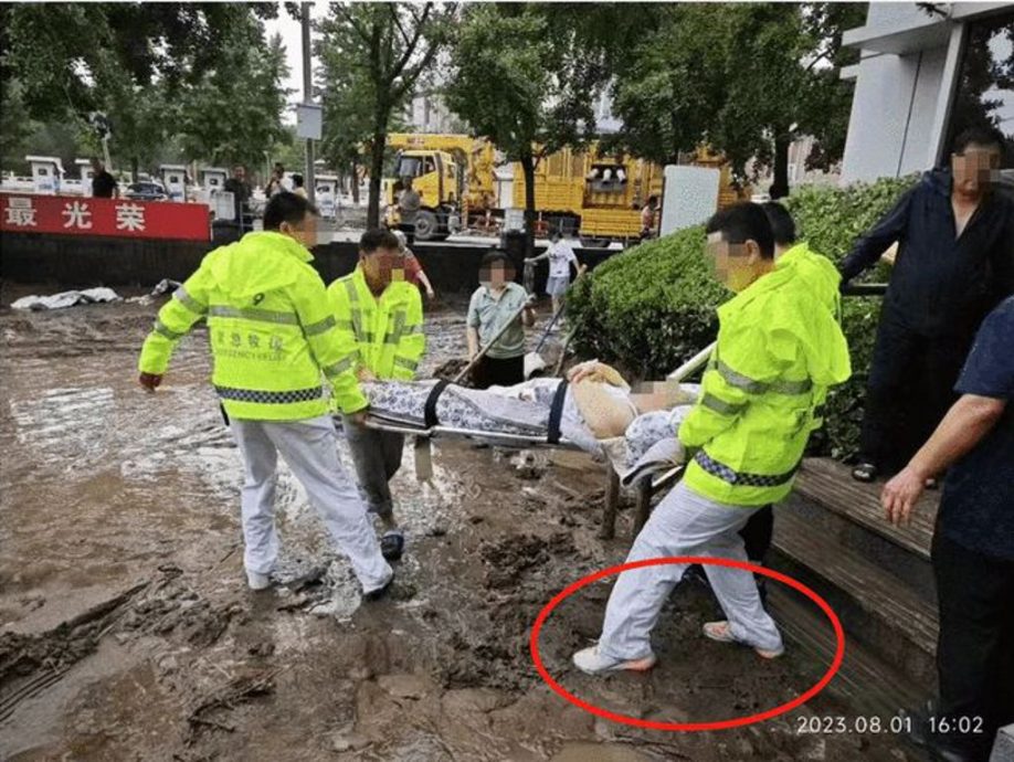 中国红十字会人员参与防汛救援被指作秀 穿白鞋子竟然不沾泥？