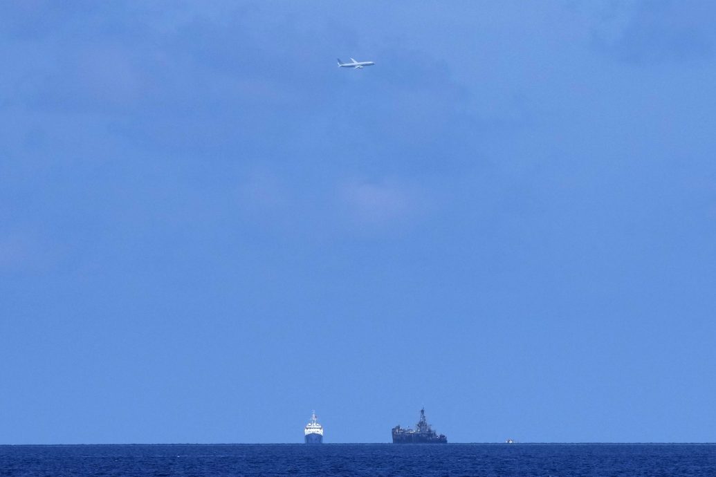 中国船群在南海追逐拦截菲律宾补给船