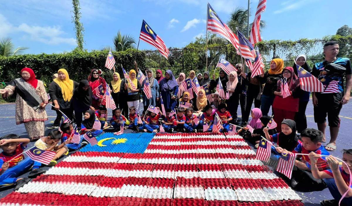 丹州KEMAS托儿所25小朋友 130鸡蛋托制4米大国旗迎国庆