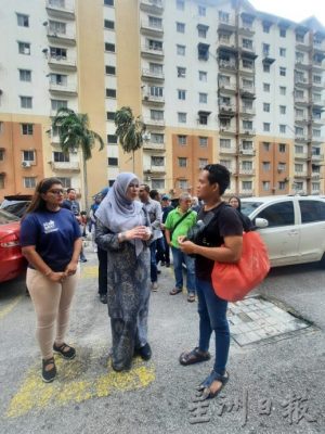 丽娜哈伦沿户拜访马来选民反应佳