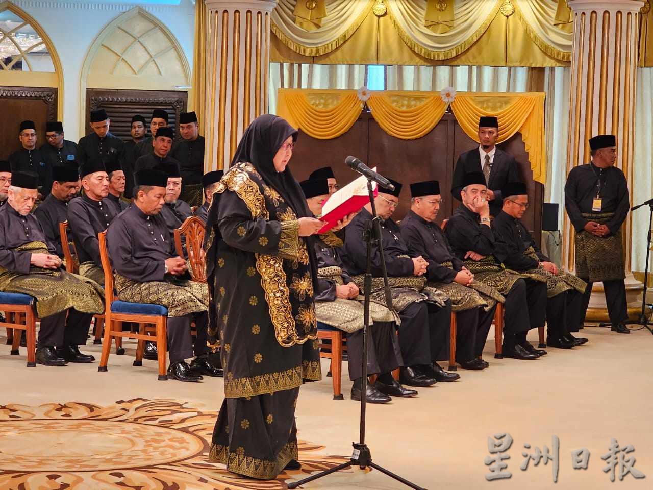 伊斯兰党丹州领袖拿督纳苏鲁丁，下午在古邦阁亮王宫宣誓成为新任吉兰丹州务大臣！ 