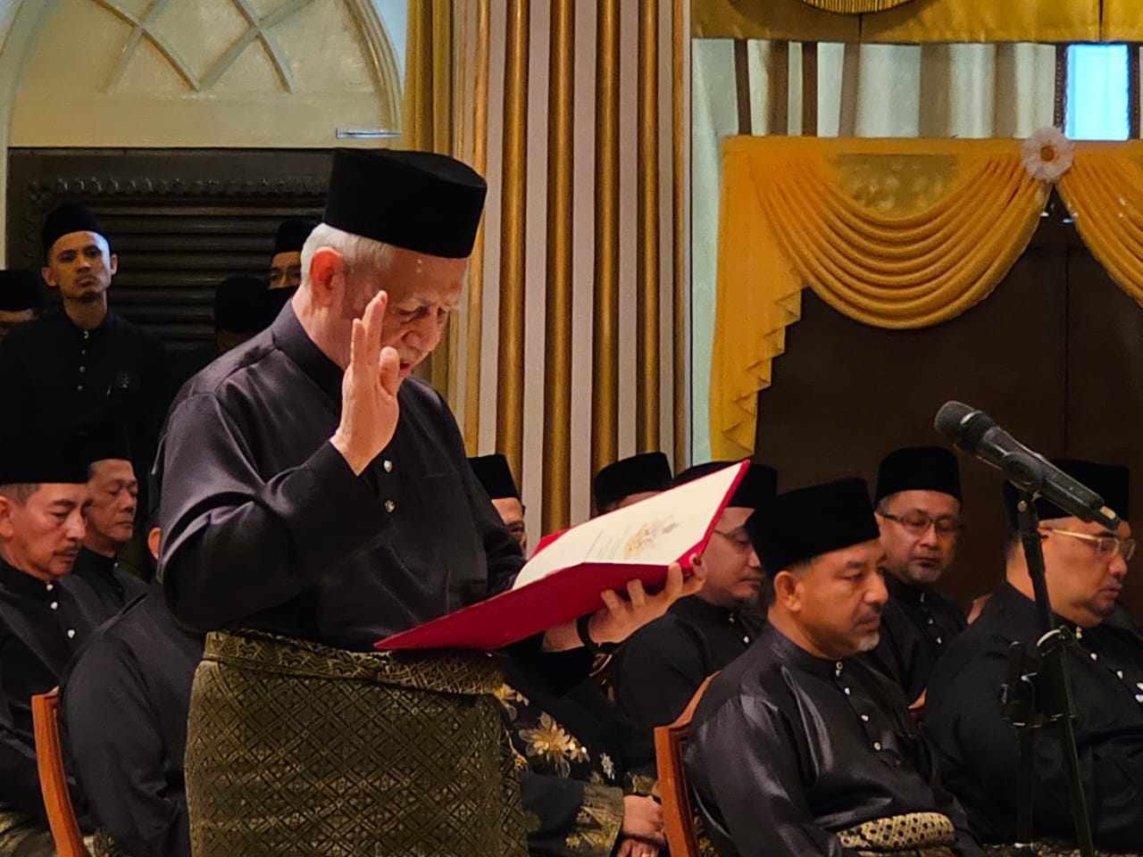 伊斯兰党丹州领袖拿督纳苏鲁丁，下午在古邦阁亮王宫宣誓成为新任吉兰丹州务大臣！ 