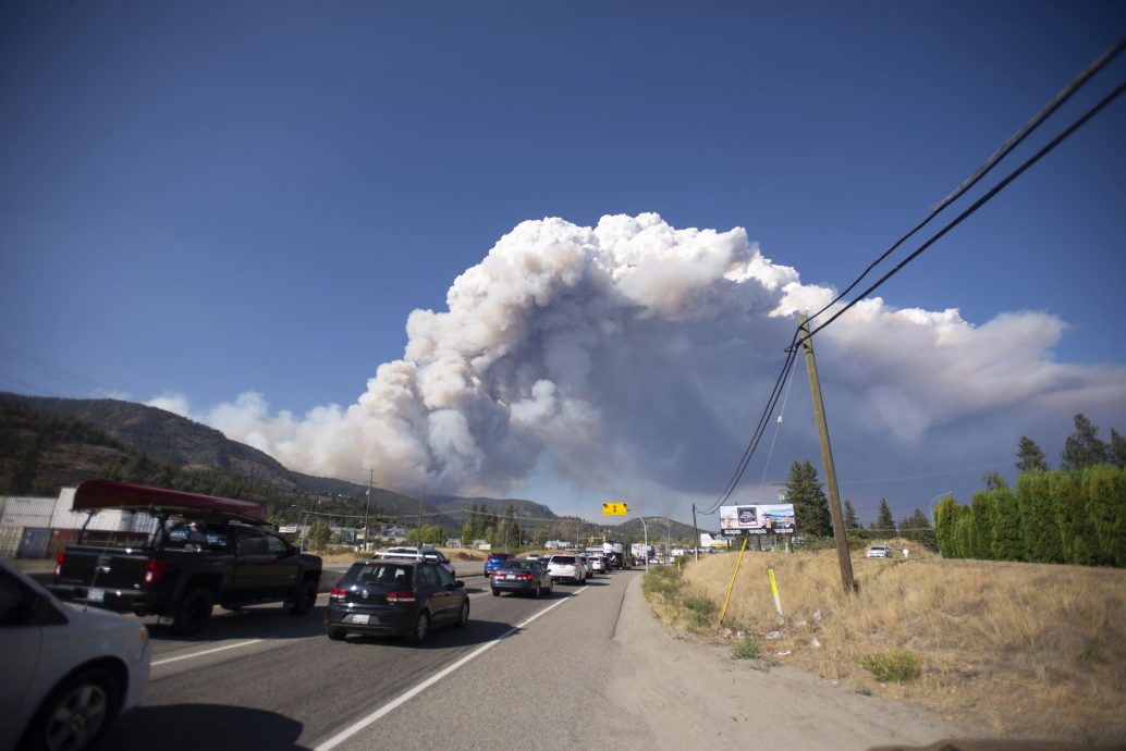 加拿大山火逼近黄刀镇 当局疏散近2万名居民