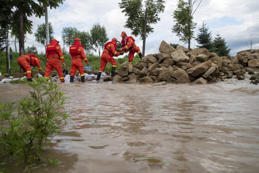 北京维持红色警报 水淹华北至少30死