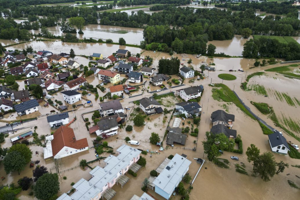 千年首见！ 斯洛维尼亚洪水 荷兰两男子疑遭雷劈身亡