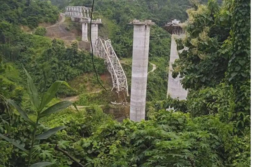 印度东北铁路桥施工平台坍塌 26死2伤