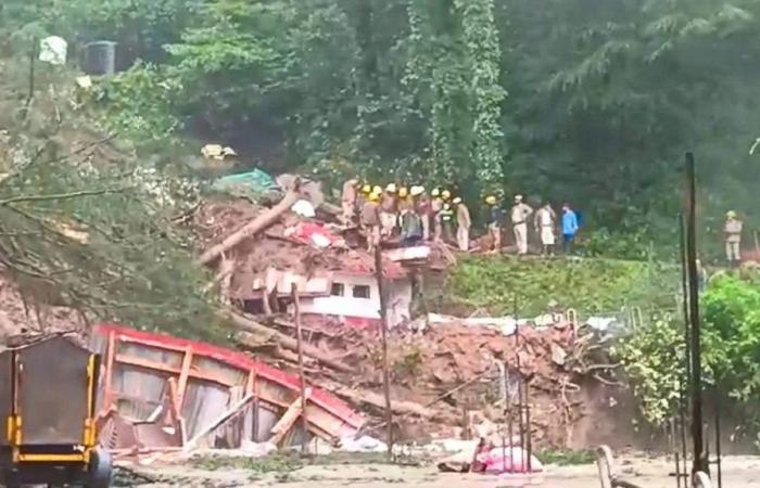 印度土石流冲垮神庙 9死20余人被掩埋待救