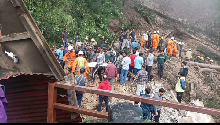 印度土石流冲垮神庙 9死20余人被掩埋待救