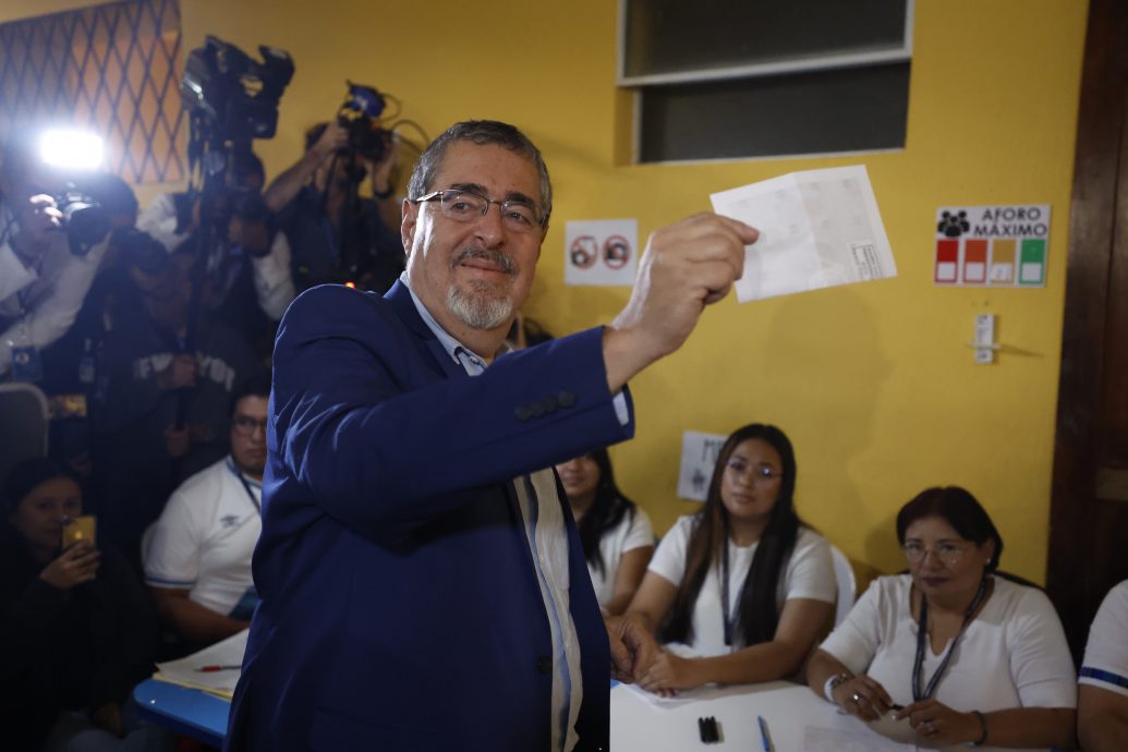 危地马拉大选结束  主打反贪腐候选人阿雷巴洛胜选