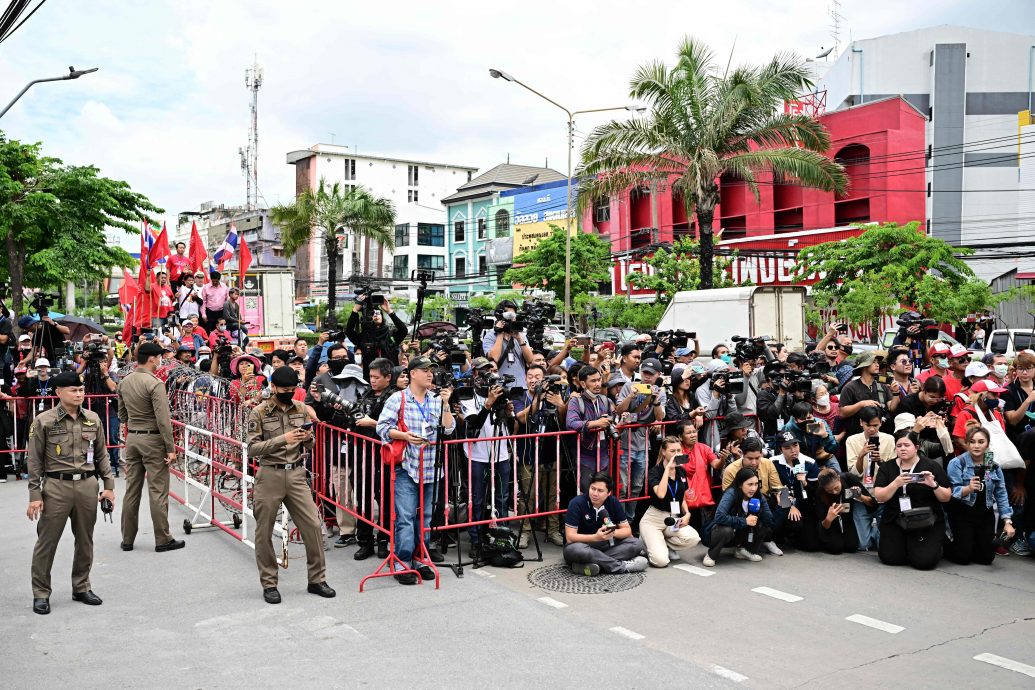 塔辛前往拘留中心途中“红衫军”民众沿途高喊欢迎他回国