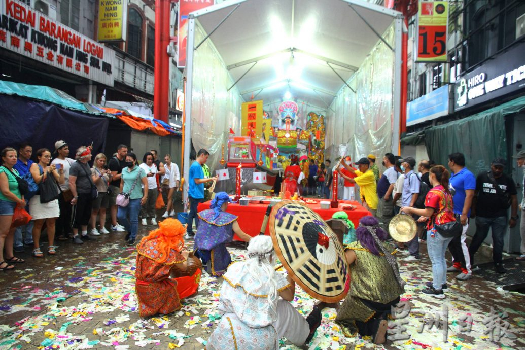 大都会 / 吉隆坡小贩商业公会举办第30届庆赞中元节开坛仪式 