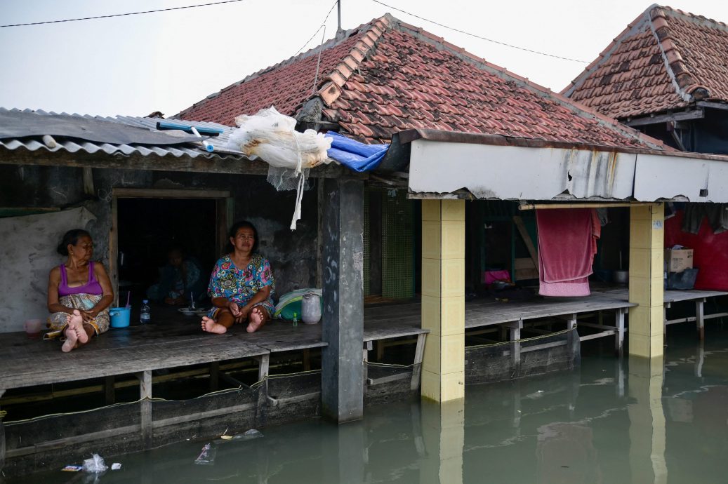 天下事  印尼村庄下沉  居民迫过“水生活”求存 