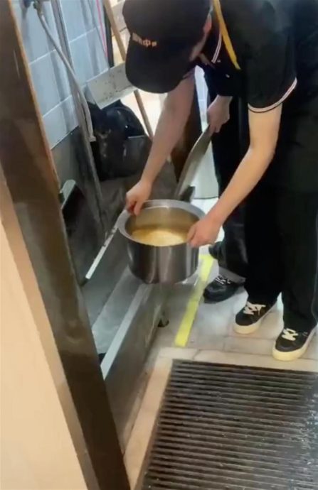 太恶心了！ 中国餐厅用拖把槽自来水兑柳橙汁给客人喝