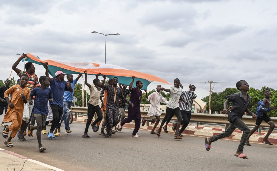 尼日尔千人上街挺政变领袖 西非国家取消关键会议