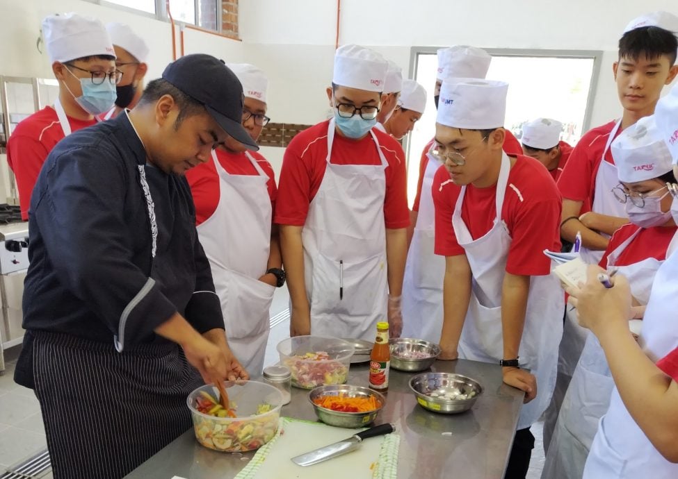 崇华独中餐饮班学生 获拉曼理工大学颁烘焙证书