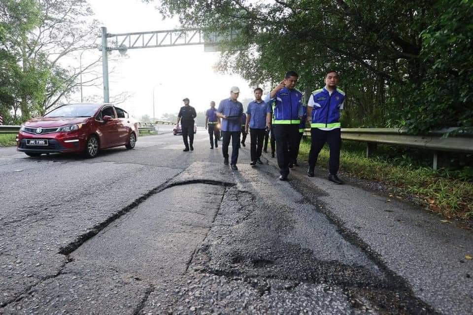 **已签发**柔：翁哈菲兹视察士姑来金山园道路，重铺工程将分阶段进行至10月