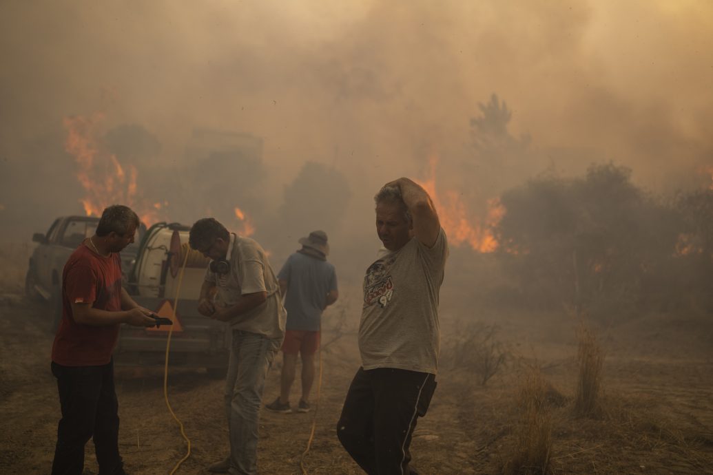 希腊野火逼走游客　总理宣布这里免费玩一周