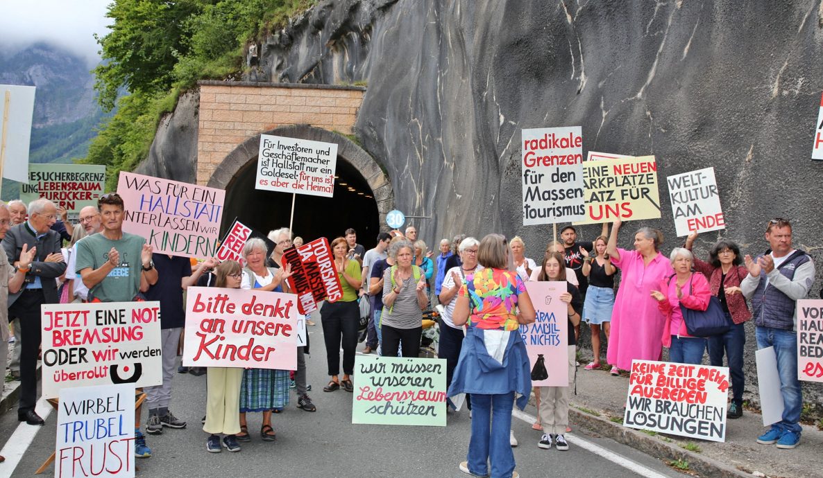 拼盘／奥地利最美小镇居民示威 要求限制游客数量