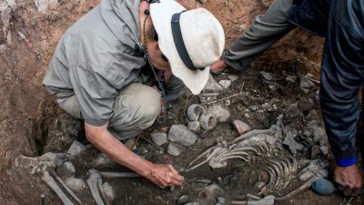 秘鲁出土3000年前“大祭司”坟墓  墓葬品与遗骨保持良好