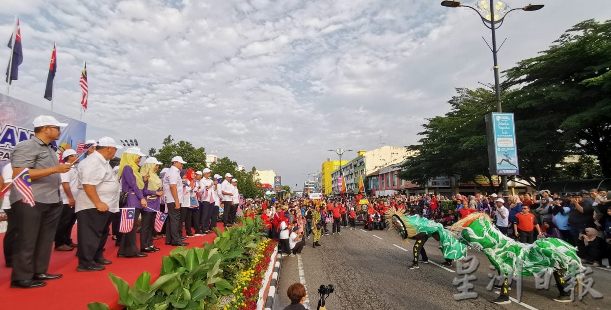柔：峇國慶遊行雨後舉行  113隊伍參與場面盛大