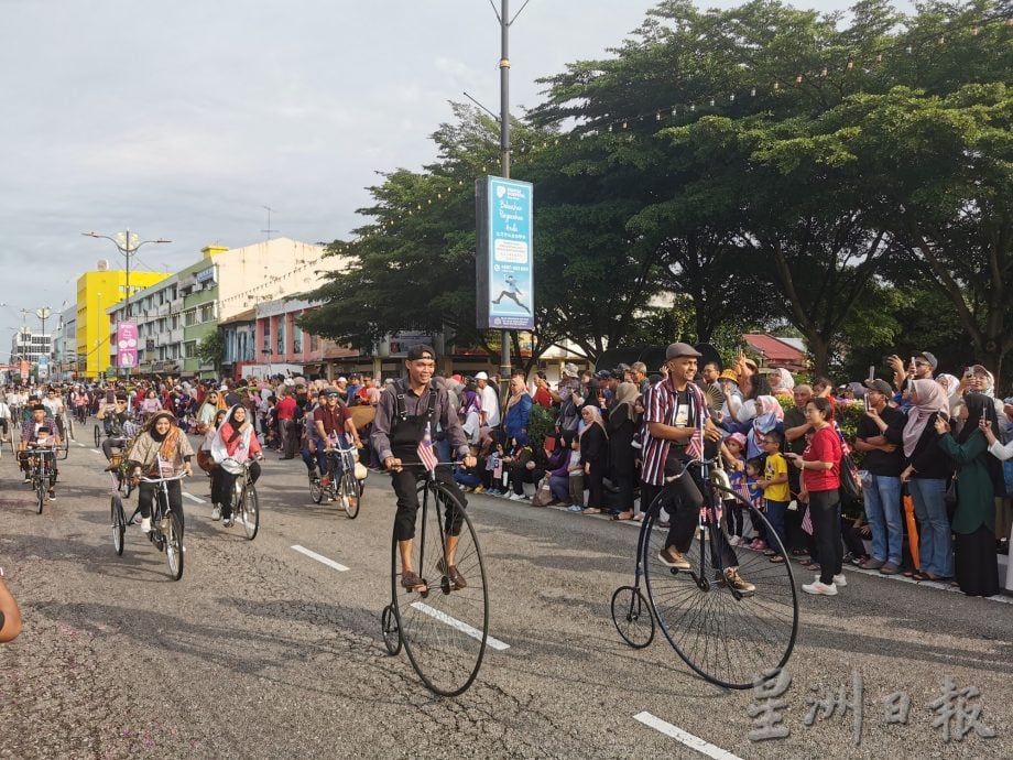 柔：峇国庆游行雨后举行  113队伍参与场面盛大