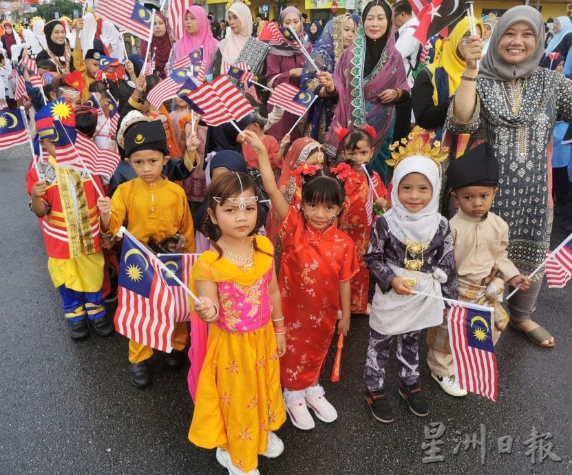 柔：峇国庆游行雨后举行  113队伍参与场面盛大