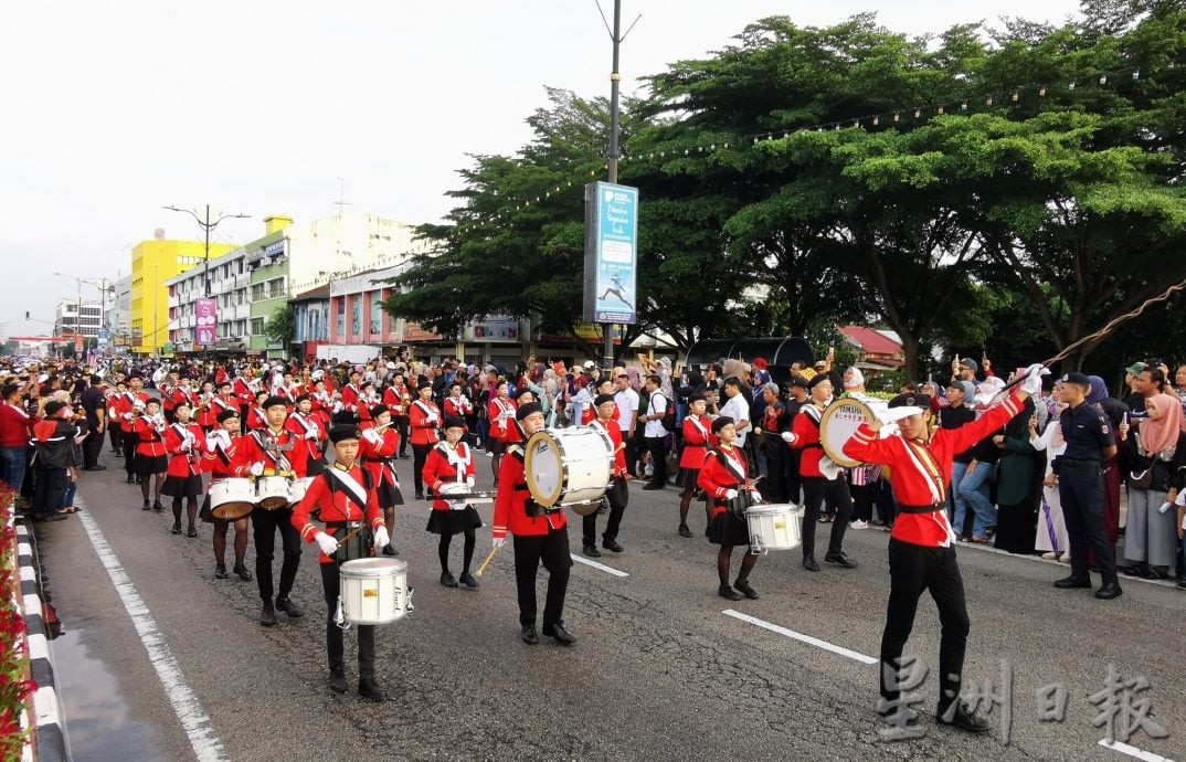 柔：峇國慶遊行雨後舉行  113隊伍參與場面盛大