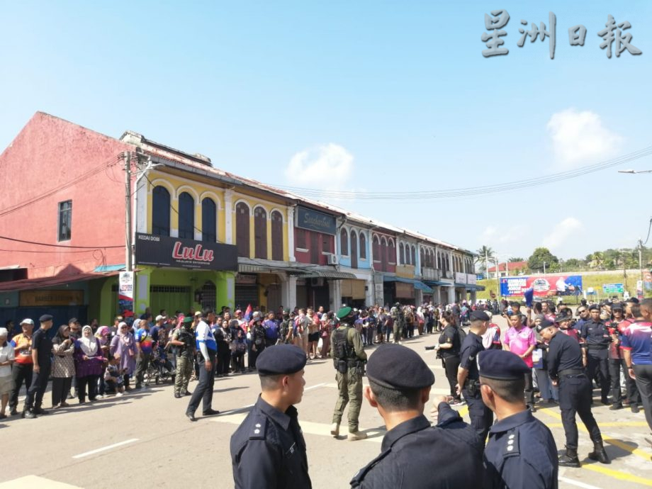 柔：柔王室亲善之旅来到巴罗  逾千人挤满大街迎接