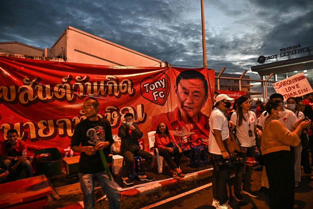 欢迎塔辛回国 红衫军涌现曼谷街头