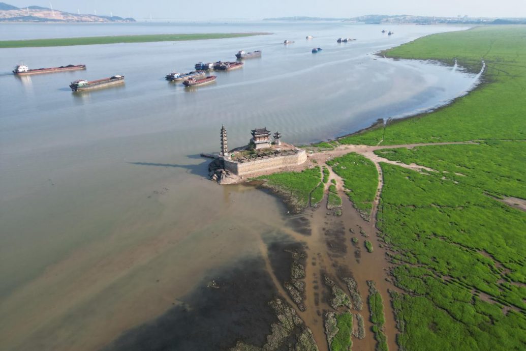 江西鄱阳湖水位在枯水线徘徊 “千年石岛”落星墩再露全貌
