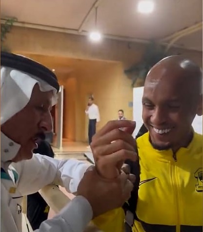 沙地联赛果然遍地黄金  法比尼奥踢得好球迷送劳力士表