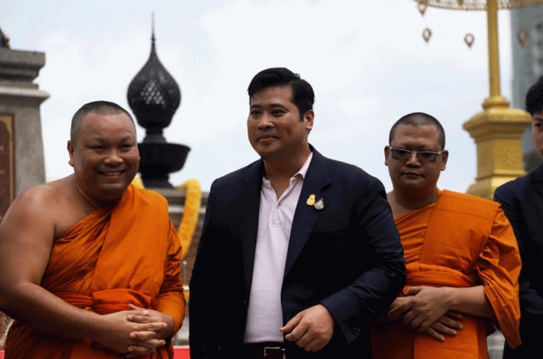 泰国被流放王子参拜曼谷寺庙