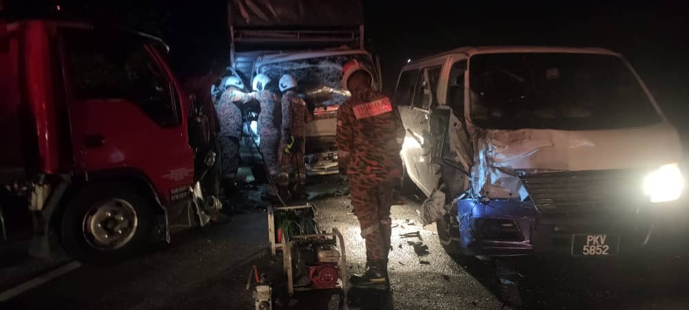 涉2罗里 1货车车祸 1人被夹 6人受伤