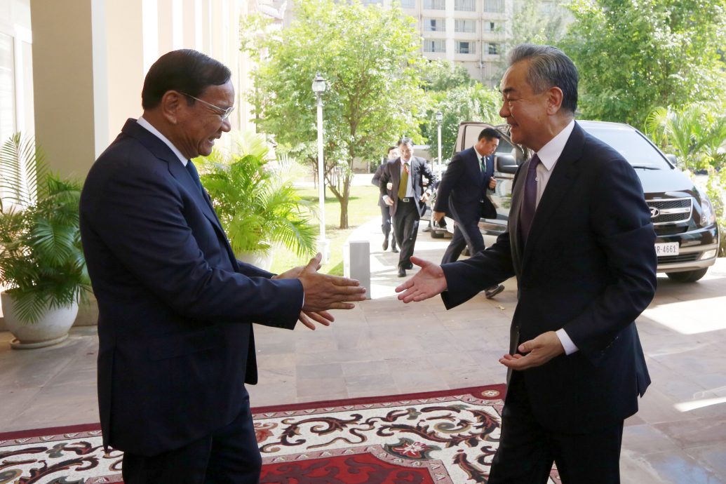 王毅访问柬埔寨 成新总理掌权后首位来访的外国领袖