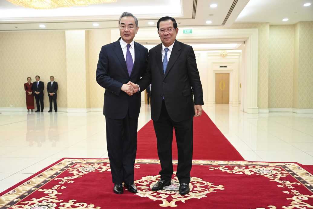 王毅访问柬埔寨 成新总理掌权后首位来访的外国领袖
