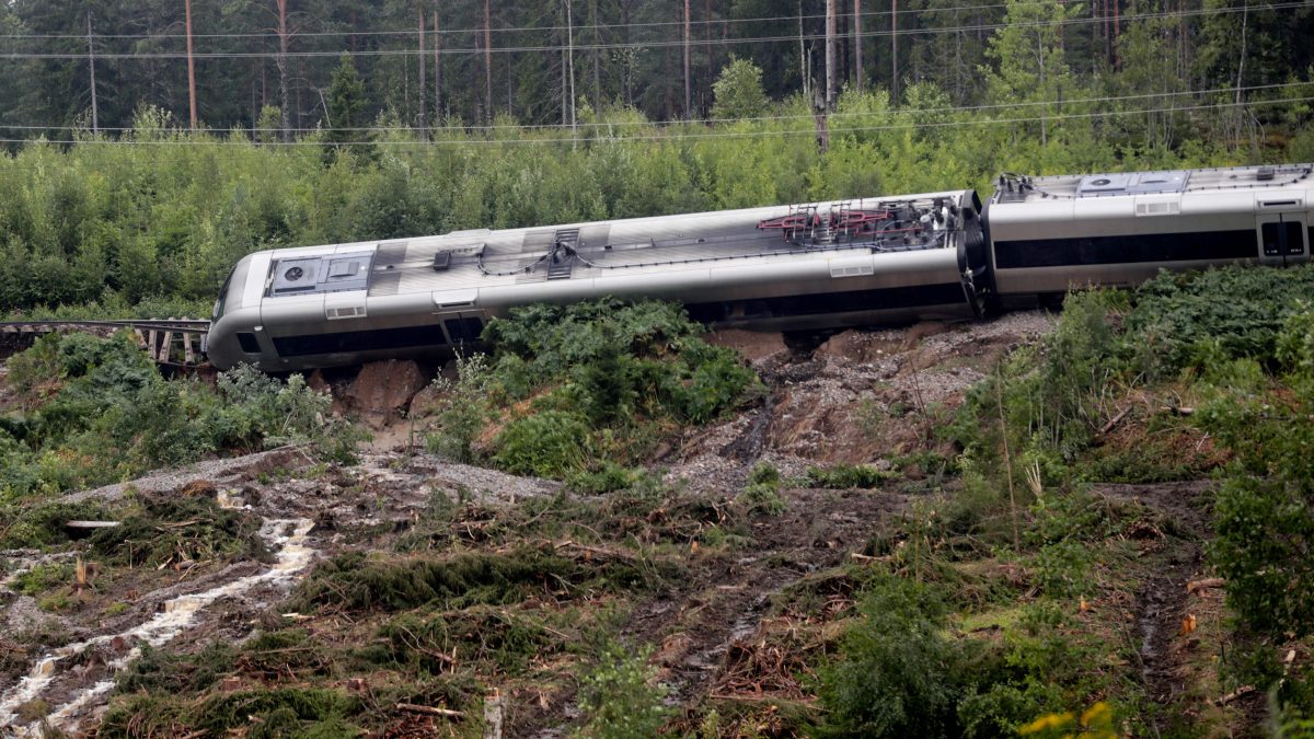 瑞典挪威遭逢强降雨 火车脱轨道路被淹