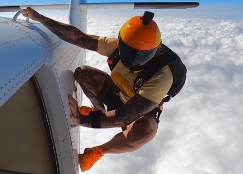 男子逾4500公尺高空跳伞　欣赏城市景色