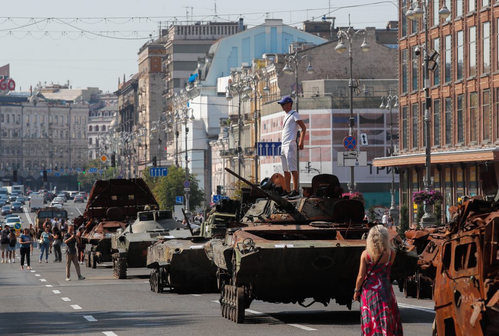 看世界／俄战车残骸基辅大街排排站 乌克兰人准备庆祝“独立日”