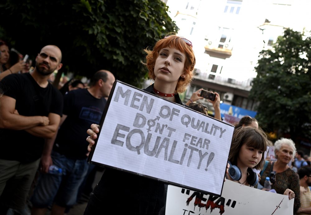 看世界／保加利亚18岁女子遭前男友割伤逾400次 数千人抗议盼修法保护女性