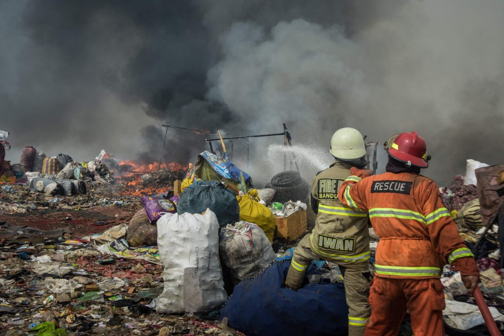 看世界／印尼垃圾填埋场失火多天 当地政府实施21天紧急状态令