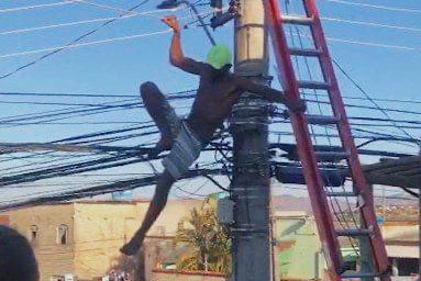 看世界／巴西逃犯不想回监狱　爬上100公尺电线杆耗一天