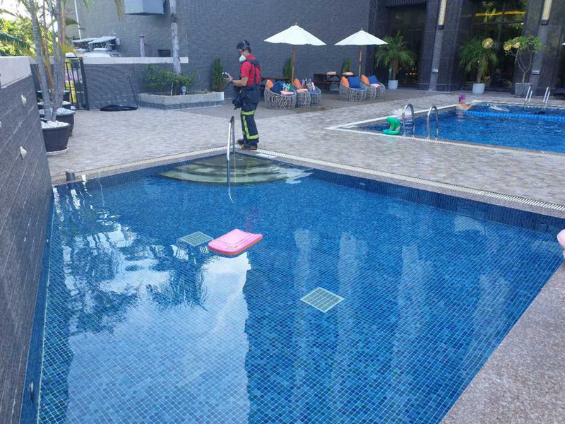 看世界／知名酒店泳池误泄氯气　包括小孩共13人不适