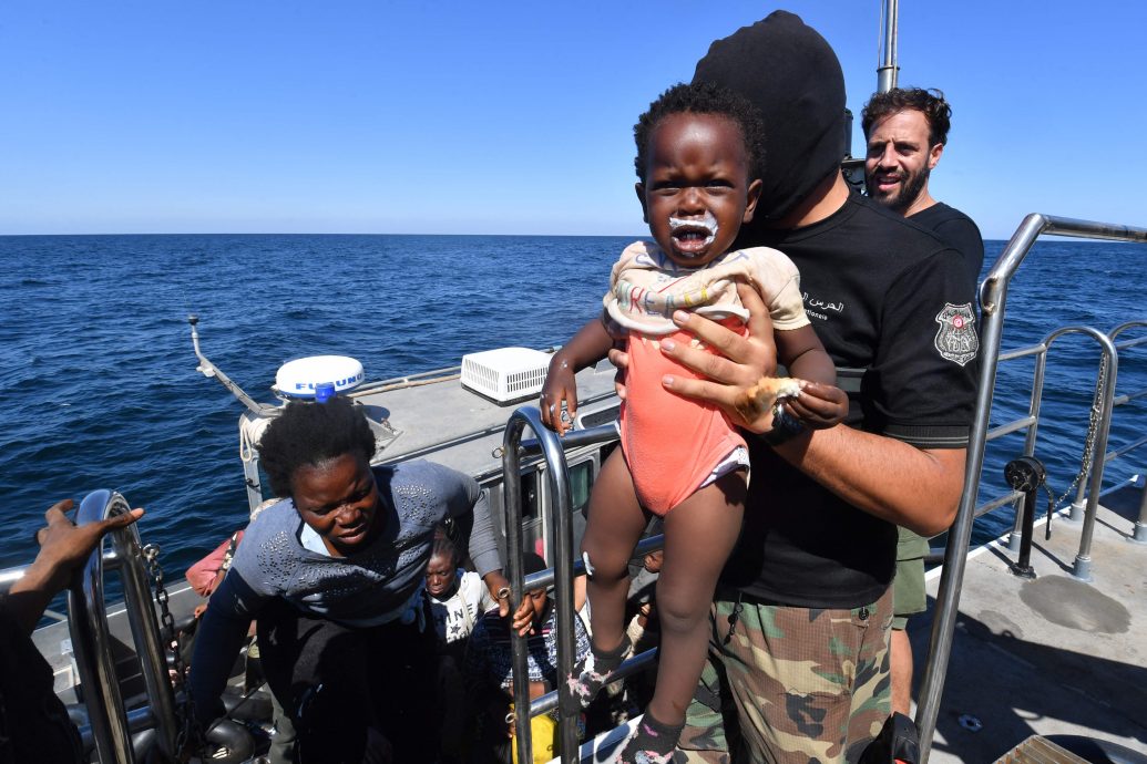 看世界／突尼西亚移民船沉没 8个月婴儿困鱼网罹难