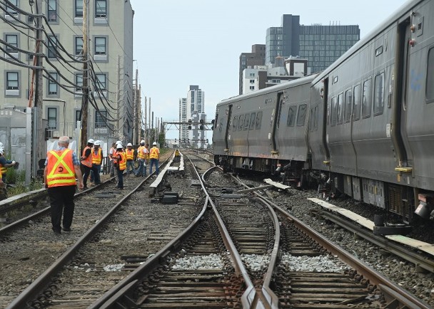 看世界／纽约市客运列车出轨　至少13伤