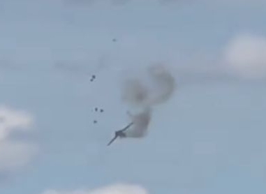 看世界／美国米格-23战机航展中坠毁！　2飞行员弹跳逃生画面曝光