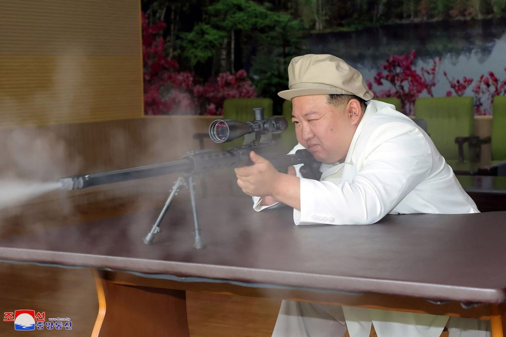 砰砰砰！巡视朝鲜兵工厂 金正恩开枪试射